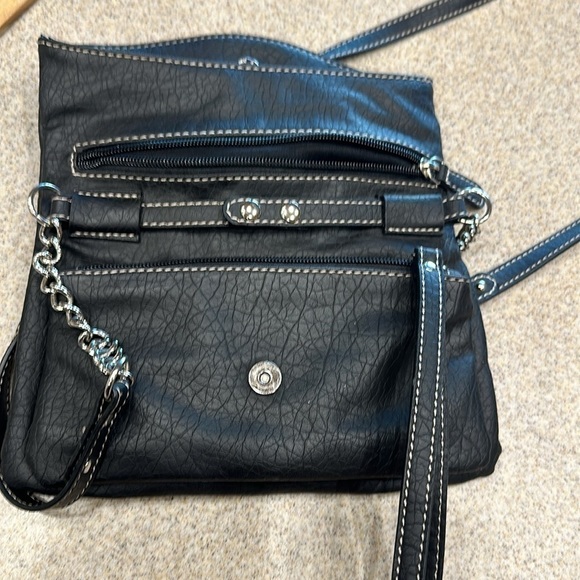 Nine West Crossbody/wristlet CB strap removable, pebbled black man-made leather - Picture 8 of 10